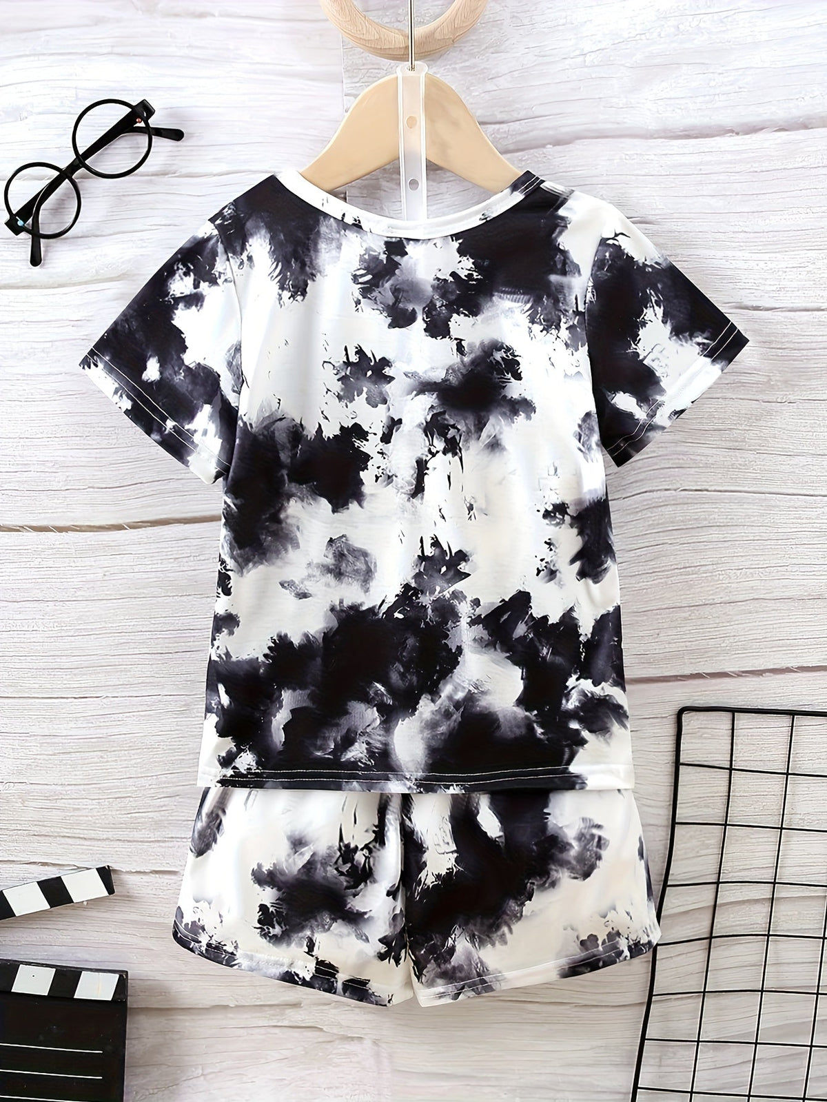 Boys' Random Shorts Outfit with Printed Short Sleeve T-Shirt, One Two-Piece Set for Summer Wear